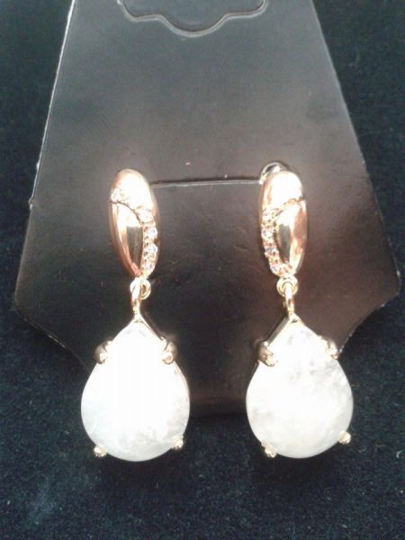 Brinco pedra quartzo branco BRR017